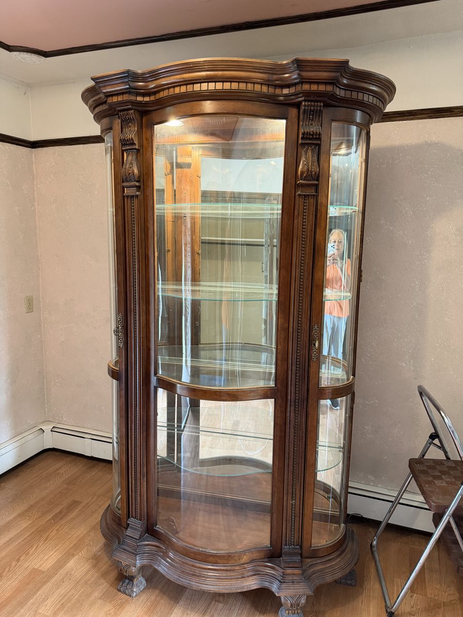 STUNNING PULASKI CURVED GLASS CURIO CABINET – LIGHTED – MUST SEE!