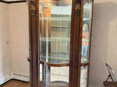 STUNNING PULASKI CURVED GLASS CURIO CABINET – LIGHTED – MUST SEE!