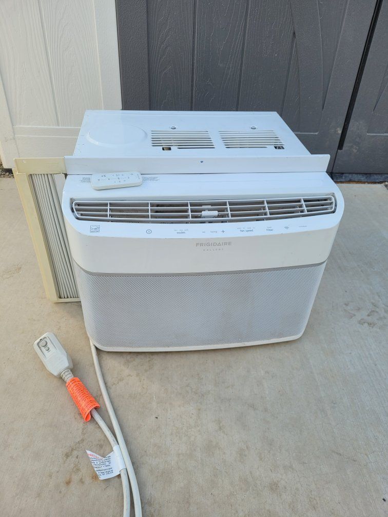 Frigidaire Gallery FGCR0844U1E 8,000 BTU Window Air Conditioner w/ Remote