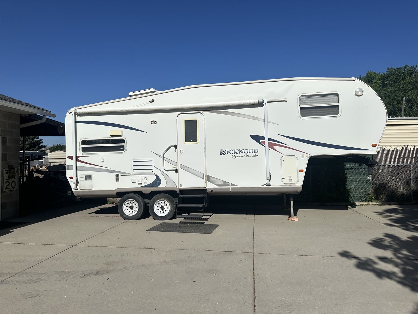 1995 Rockwood Signature Ultra Lite Fifth Wheel Trailer - Sleeps 6, Awning, AC