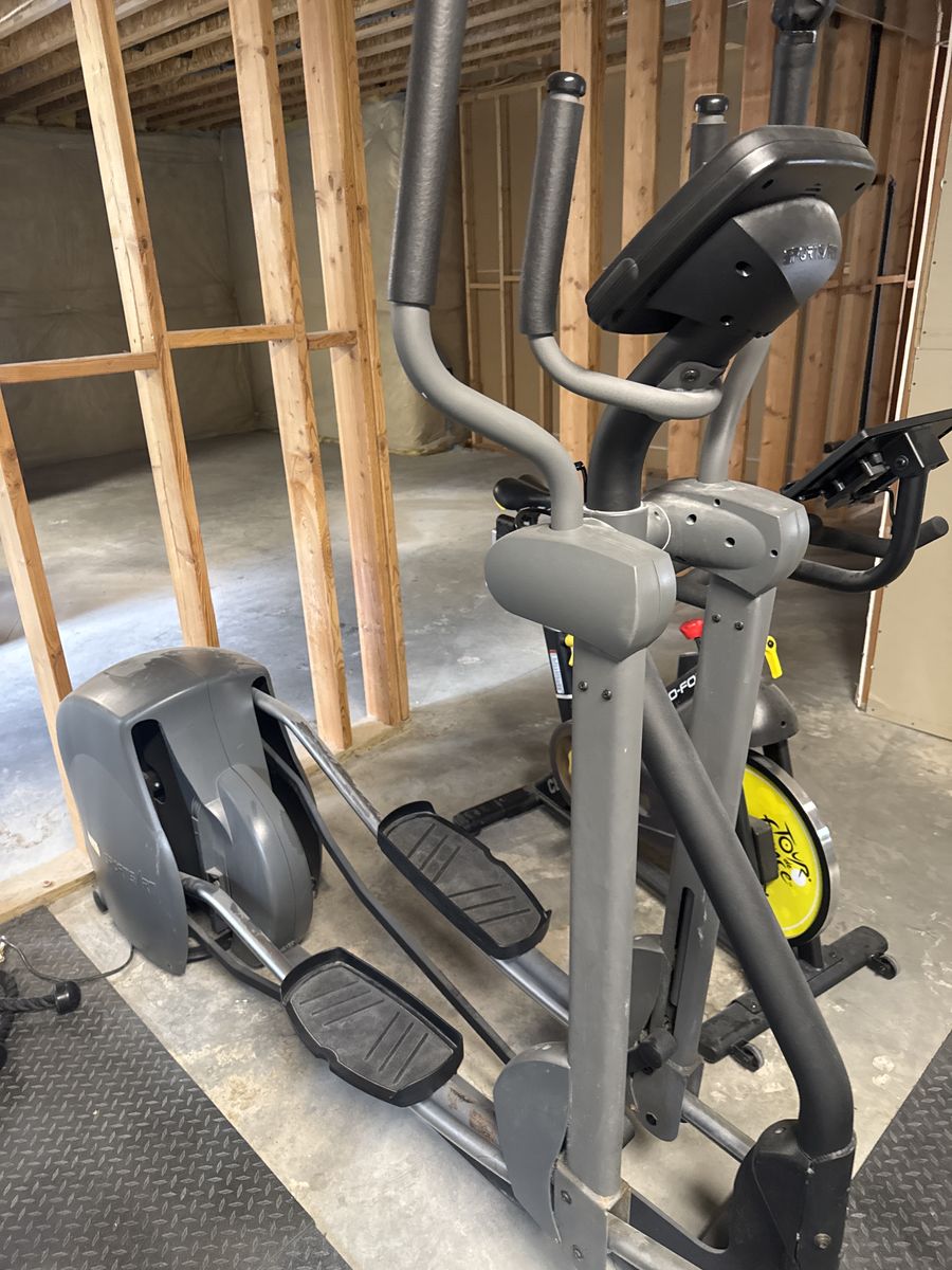 Elliptical SportsArt 805