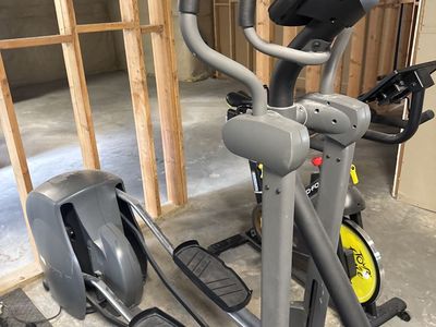 Elliptical SportsArt 805