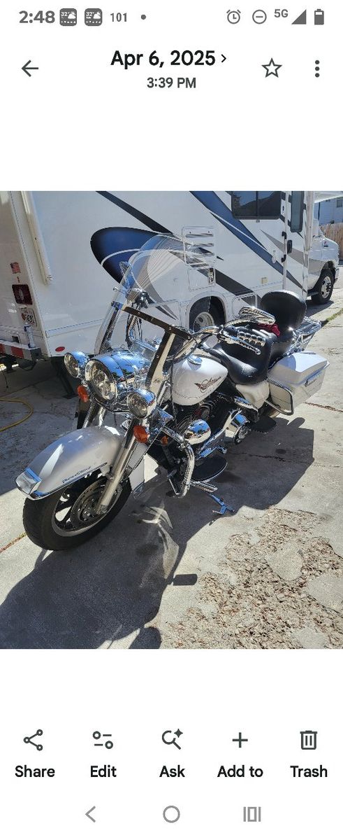 Harley Davidson Road King Classic Cruiser Motorcycle - Silver, Windshield, Saddlebags. 2006