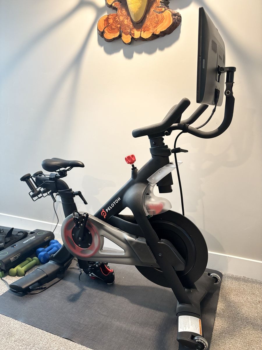 Peloton Bike Exercise Bike - Original Model, Excellent Condition, Large HD Touchscreen