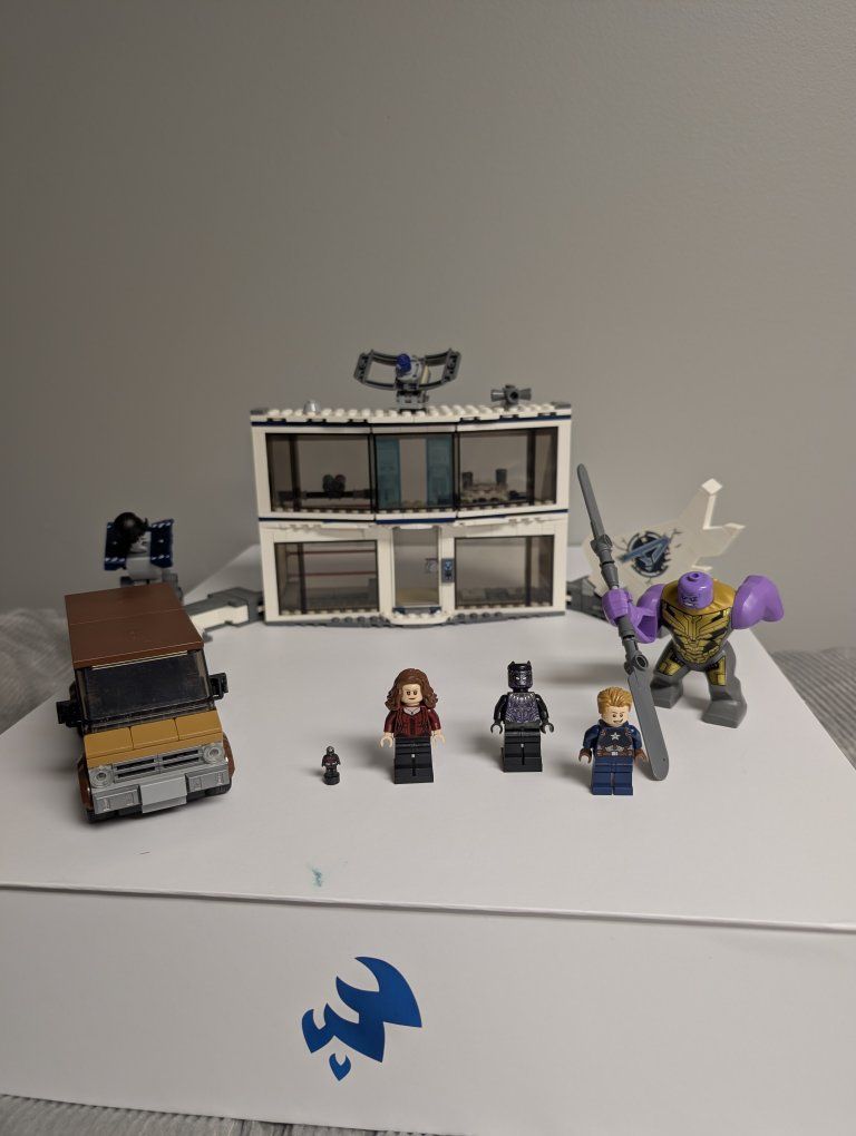 LEGO Marvel Super Heroes Avengers Compound Battle Set (76131) with Minifigures