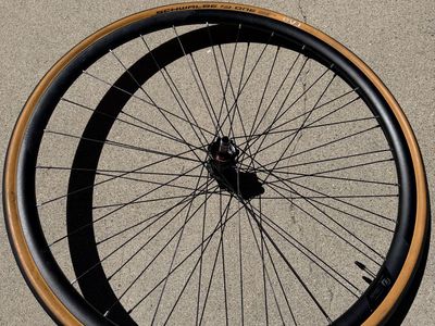 Syncros RP 2.0 Disc wheelset with Schwalbe One tan-wall tires, XDR freehub.