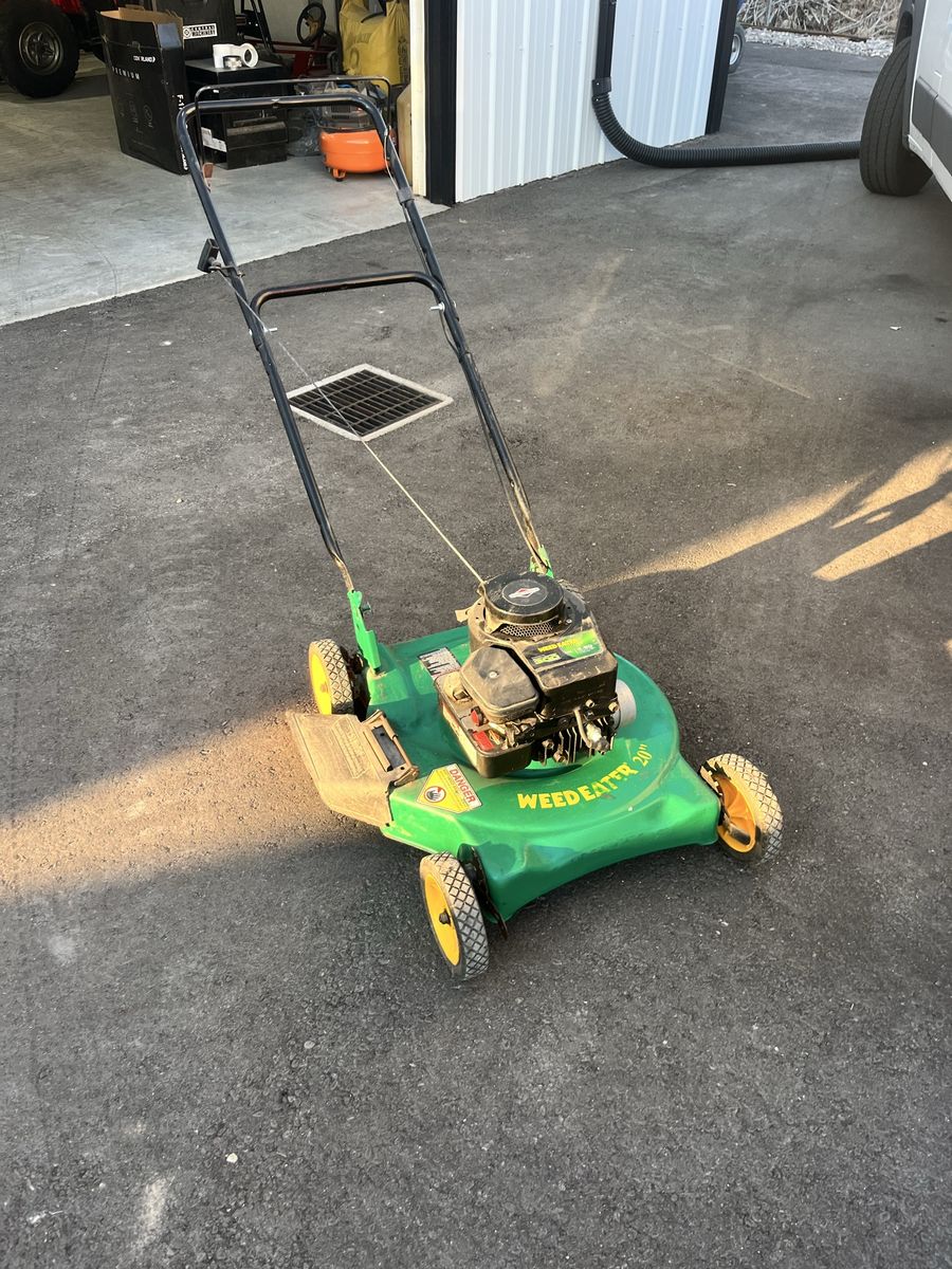 Weed Eater 20-Inch Push Lawn Mower with Briggs & Stratton Engine
