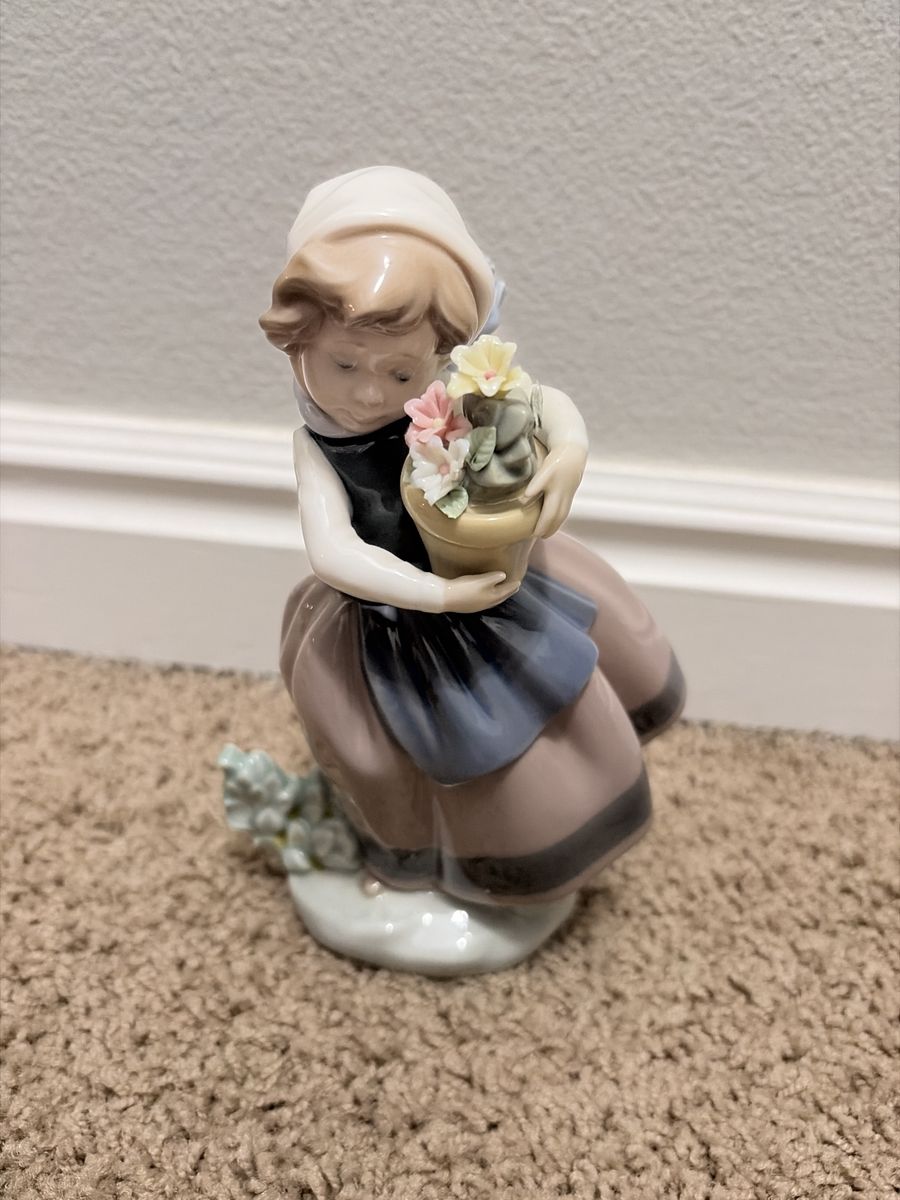 Lladro "Girl with Flowers" Porcelain Figurine #4650 - Excellent Condition