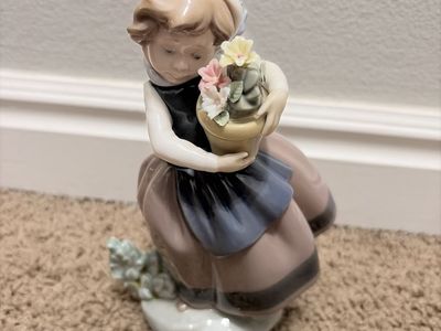 Lladro "Girl with Flowers" Porcelain Figurine #4650 - Excellent Condition