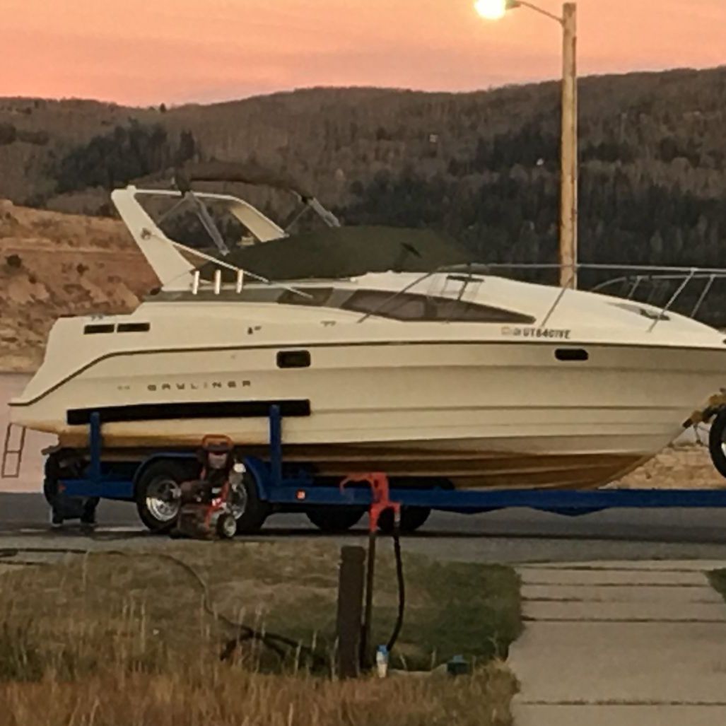 Bayliner 2855 Cabin Cruiser w/ 7.4L Bravo Two, Trolling Motor, Downriggers, Fish Finder, Trailer