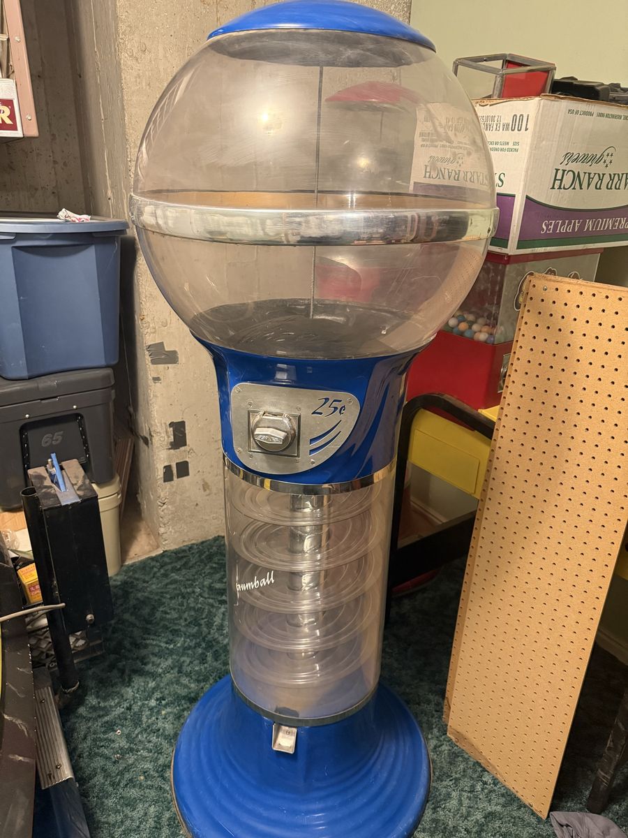 Giant spiral gumball machine