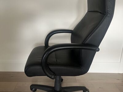 Set of 8 Black Leather Executive Office / Conference Chairs