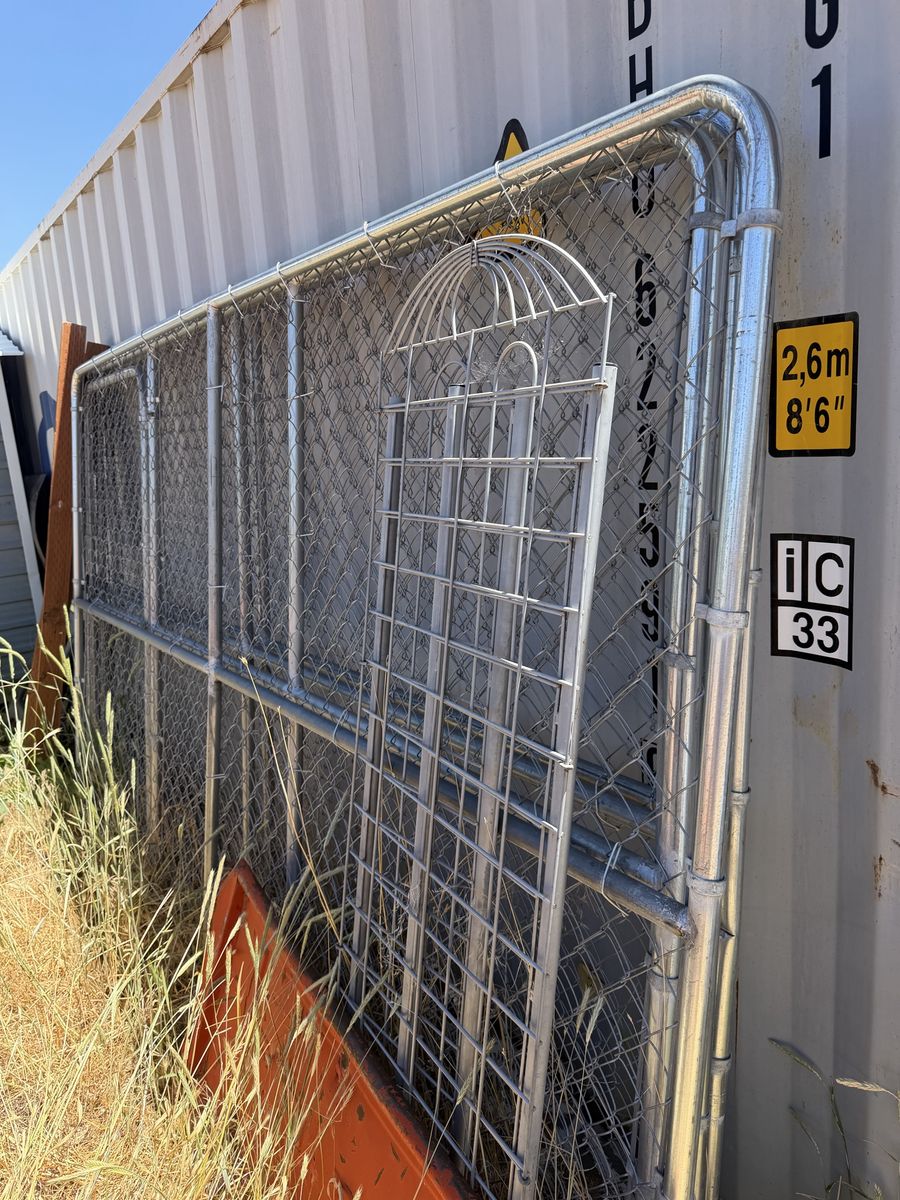 Chain link dog kennel