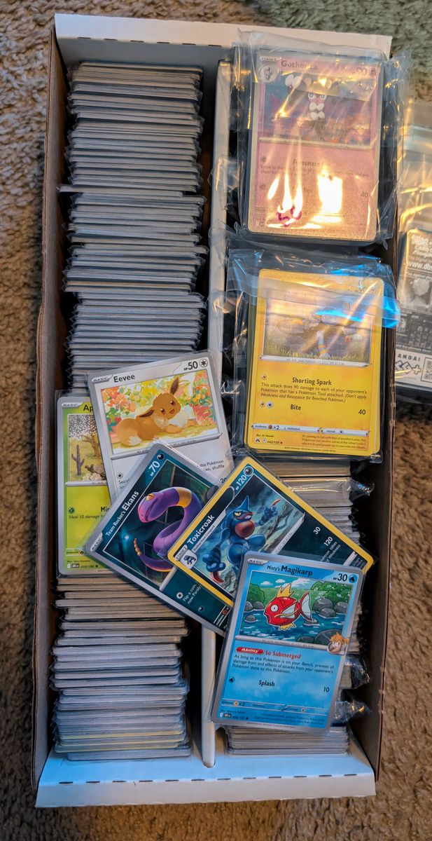 Pokemon Lot 2,500 + Cards