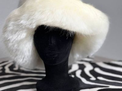 BEARLINE White Oversized Faux Fur Bucket Hat with Dust Bag