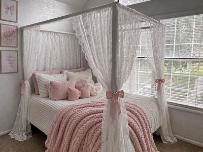 Canopy bed