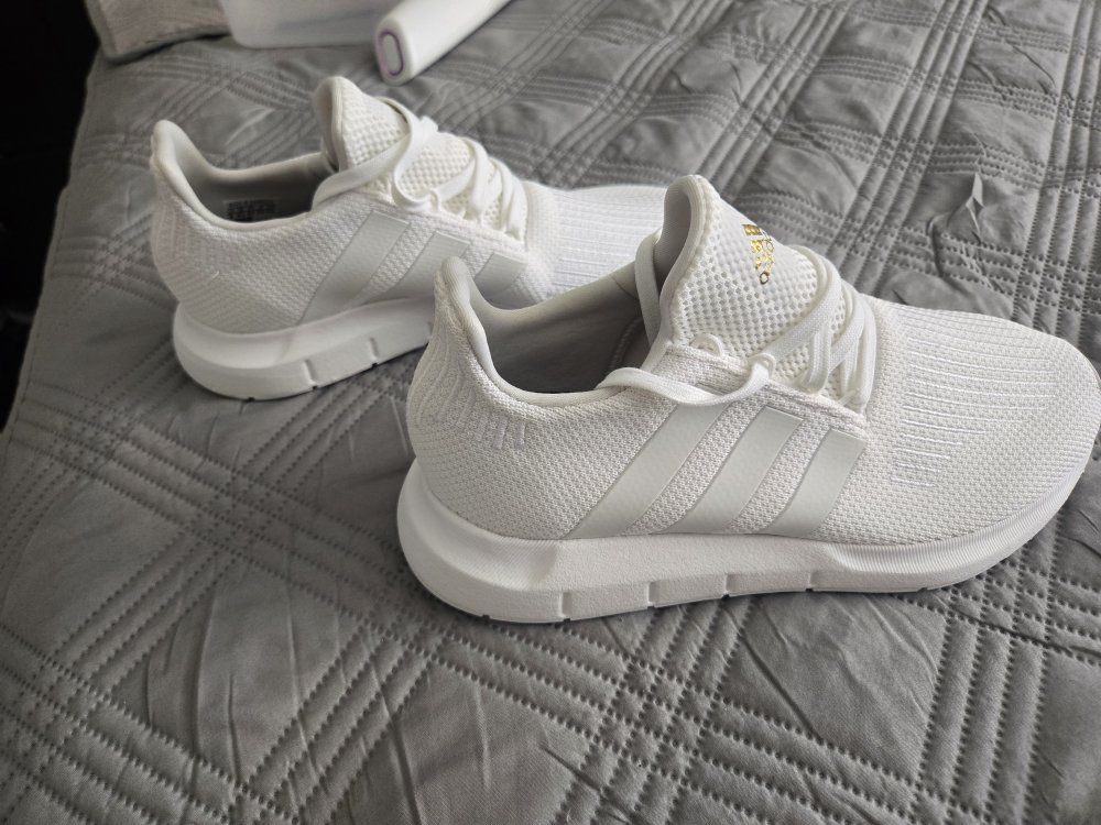 *NEW* Womens Adidas Size 8 Athletic Shoes