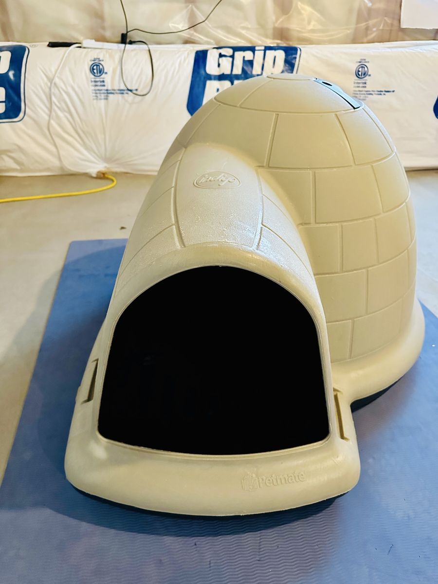 Petmate Indigo Dog House - Heavy Duty Plastic Igloo Shelter - Like New!!