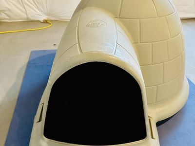 Petmate Indigo Dog House - Heavy Duty Plastic Igloo Shelter - Like New!!