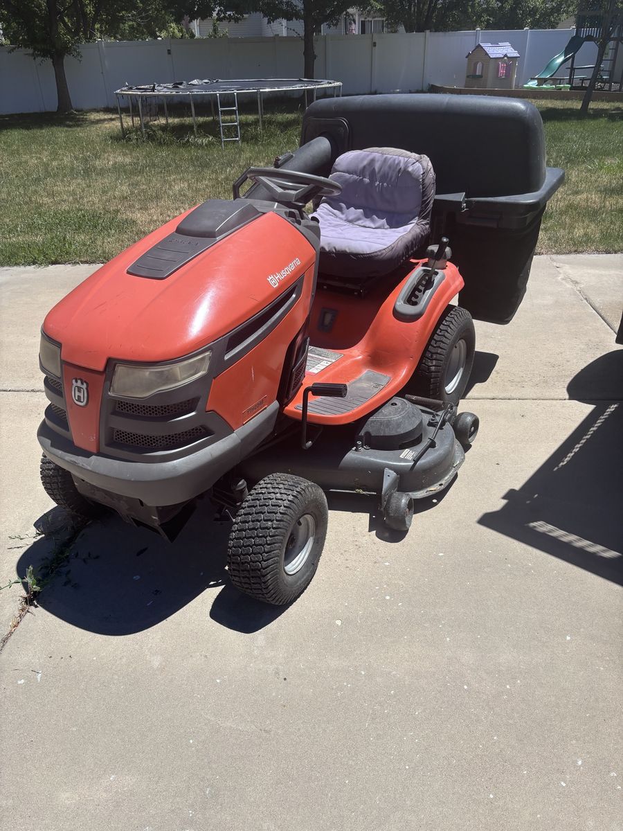 Husqvarna Riding Lawn Mower w/Bags