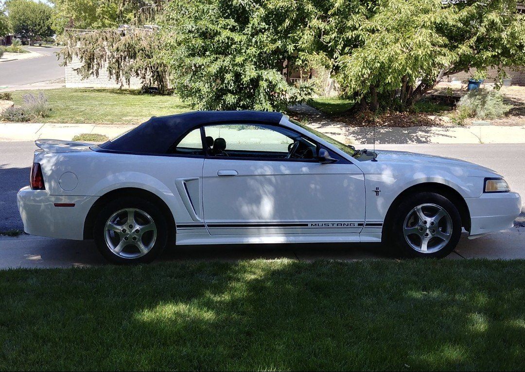 2000 Ford Mustang Base