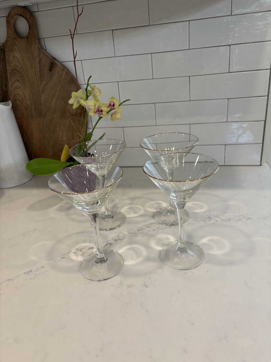 Set of 4 Gold Rimmed Martini Glasses - Elegant Drinkware for Cocktails