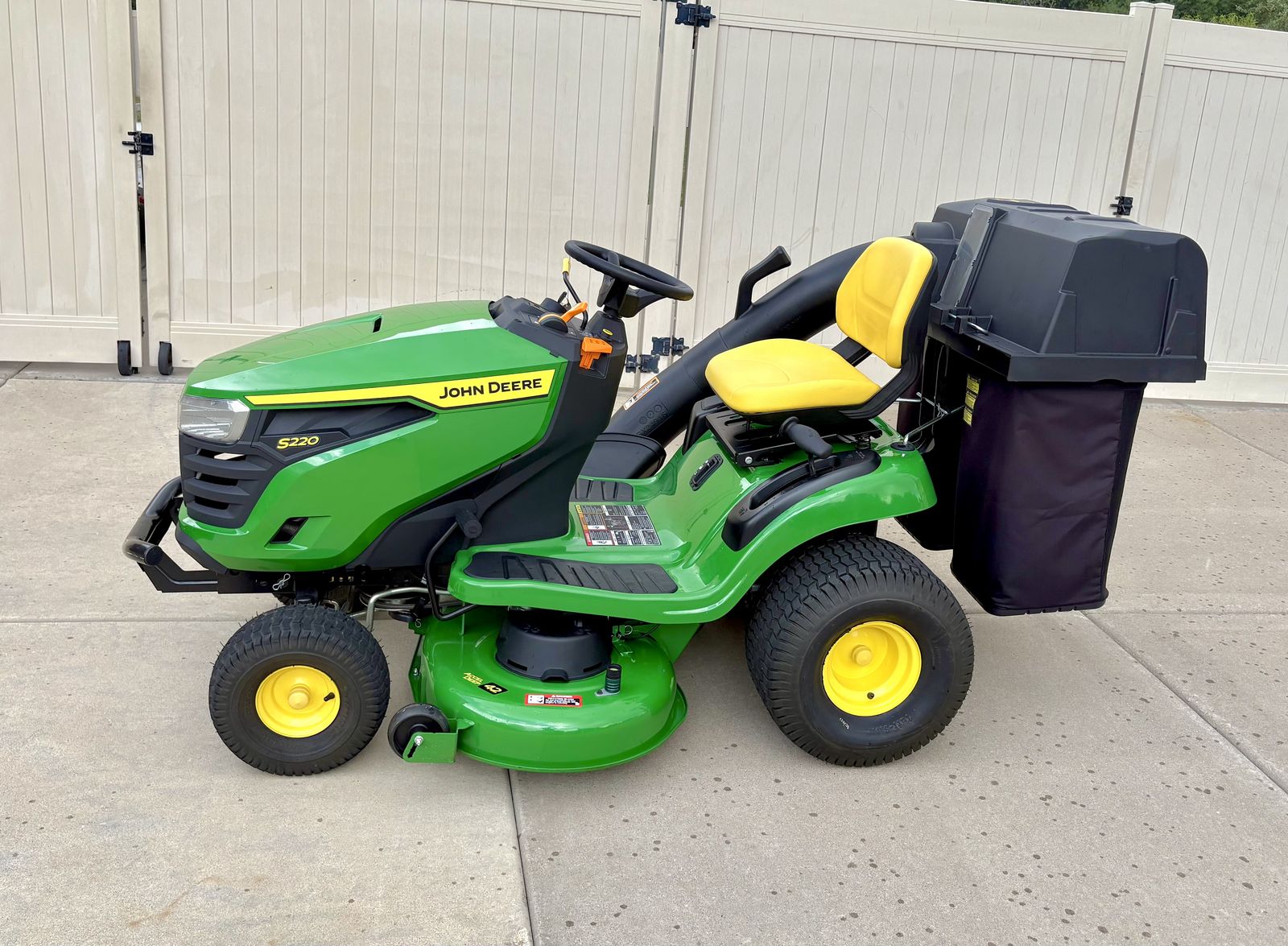 John Deere S220 Riding Lawn Mower W/ Bagger - Like New