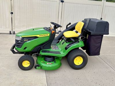 John Deere S220 Riding Lawn Mower W/ Bagger - Like New