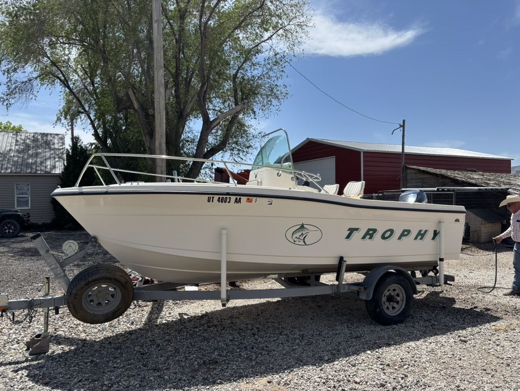 2000 Trophy Fishing Boat
