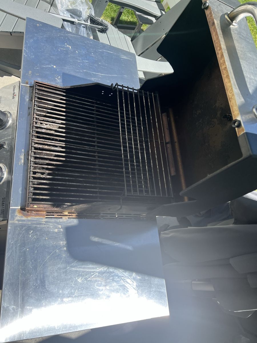 Char-Broil Gas BBQ Grill - Needs New Wheel