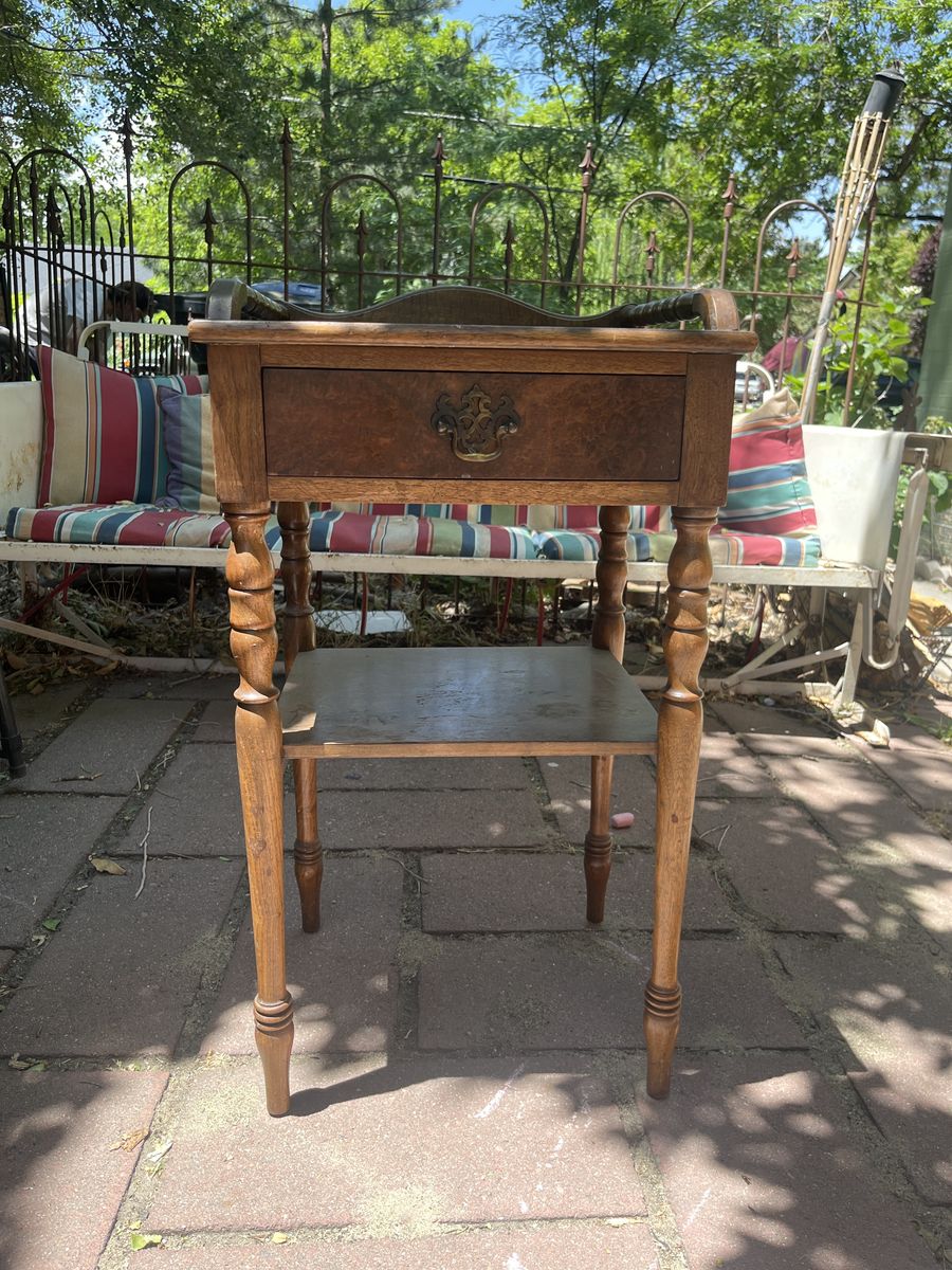Night stand/bedside table