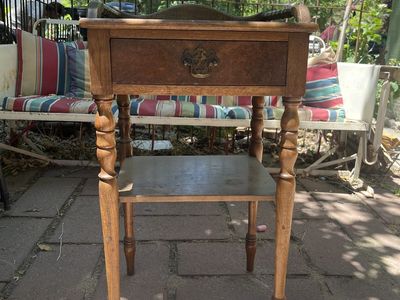 Night stand/bedside table