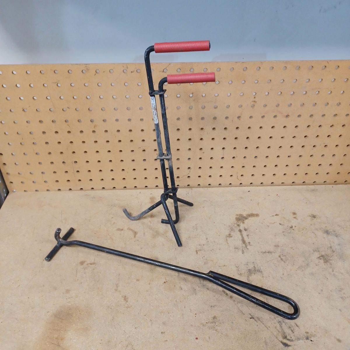 Dutch oven lifting tools