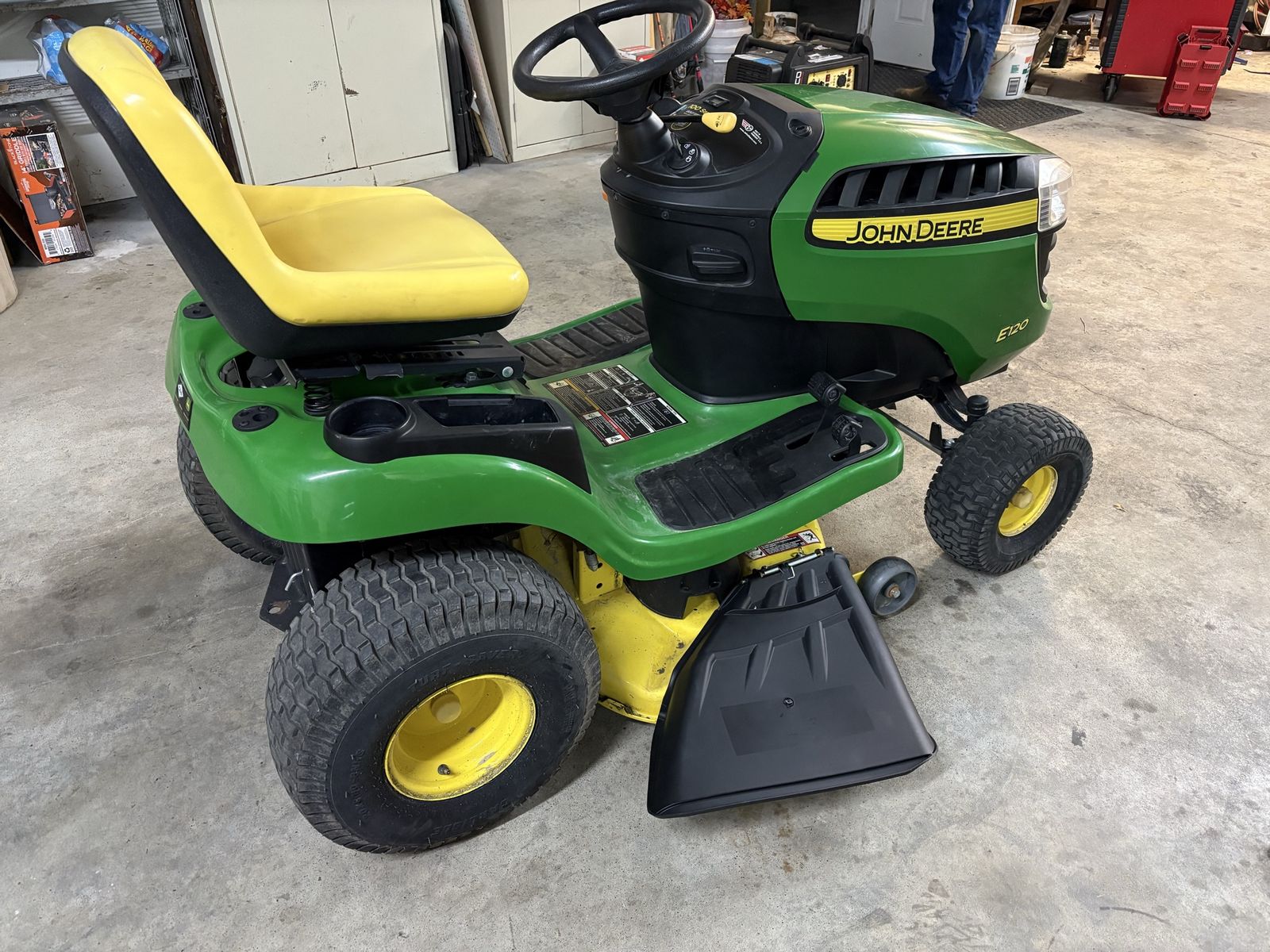 John Deere E120 riding mower