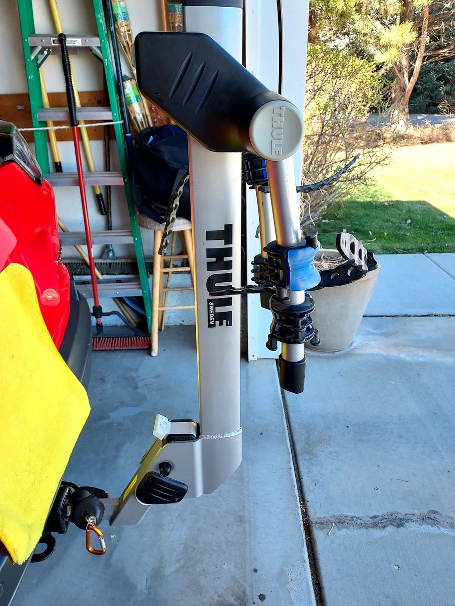 2x ever used! Thule 2 bike locking hitch, release hatch, slide in hitch rack.