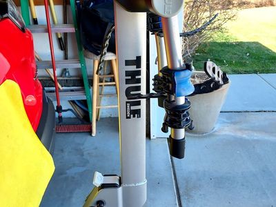 2x ever used! Thule 2 bike locking hitch, release hatch, slide in hitch rack.