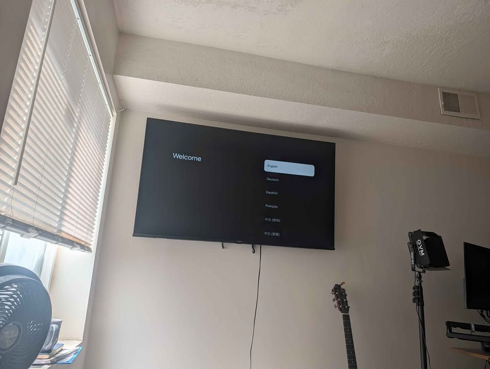 Hisense 55" 4K Smart TV + Wall Mount (Complete Set) – Excellent Condition