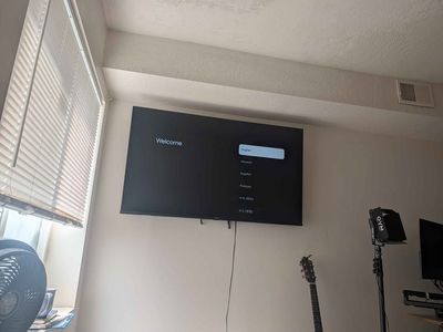 Hisense 55" 4K Smart TV + Wall Mount (Complete Set) – Excellent Condition