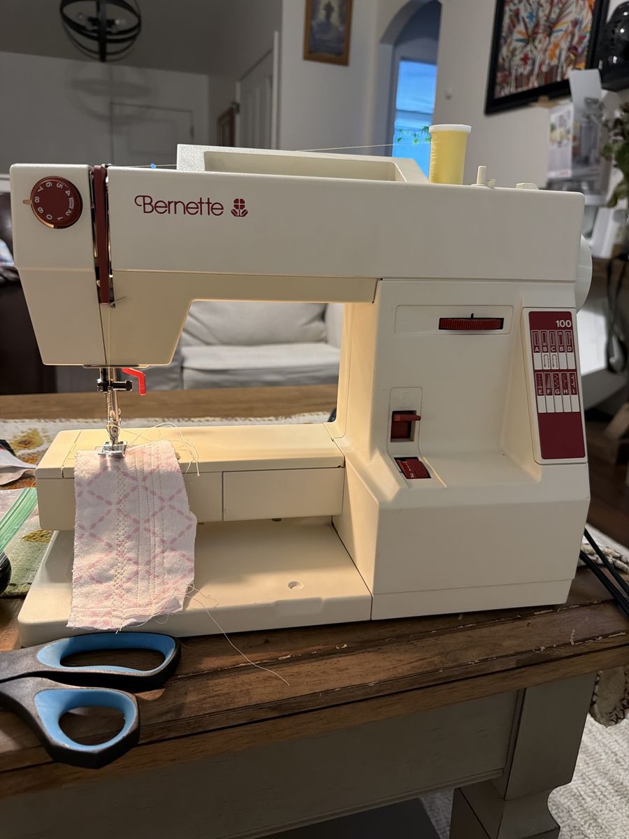Bernette 100 Bernina Sewing Machine, Fritz Gegauf Ltd. W-Germany, Typ 100 Household Sewing