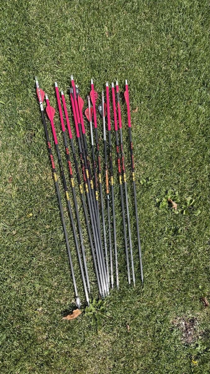 Gold tip Hunter 340/500 Carbon Arrows with Pink Fletching - Mixed Set (14-15 Arrows)