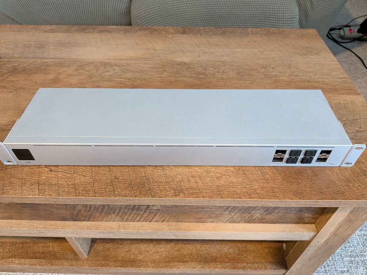 Ubiquiti UniFi 8-Port 10G SFP+ Managed Aggregation Switch + 10GB SFP Adapter