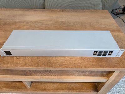 Ubiquiti UniFi 8-Port 10G SFP+ Managed Aggregation Switch + 10GB SFP Adapter