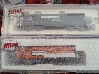 2 Atlas miniature train replicas