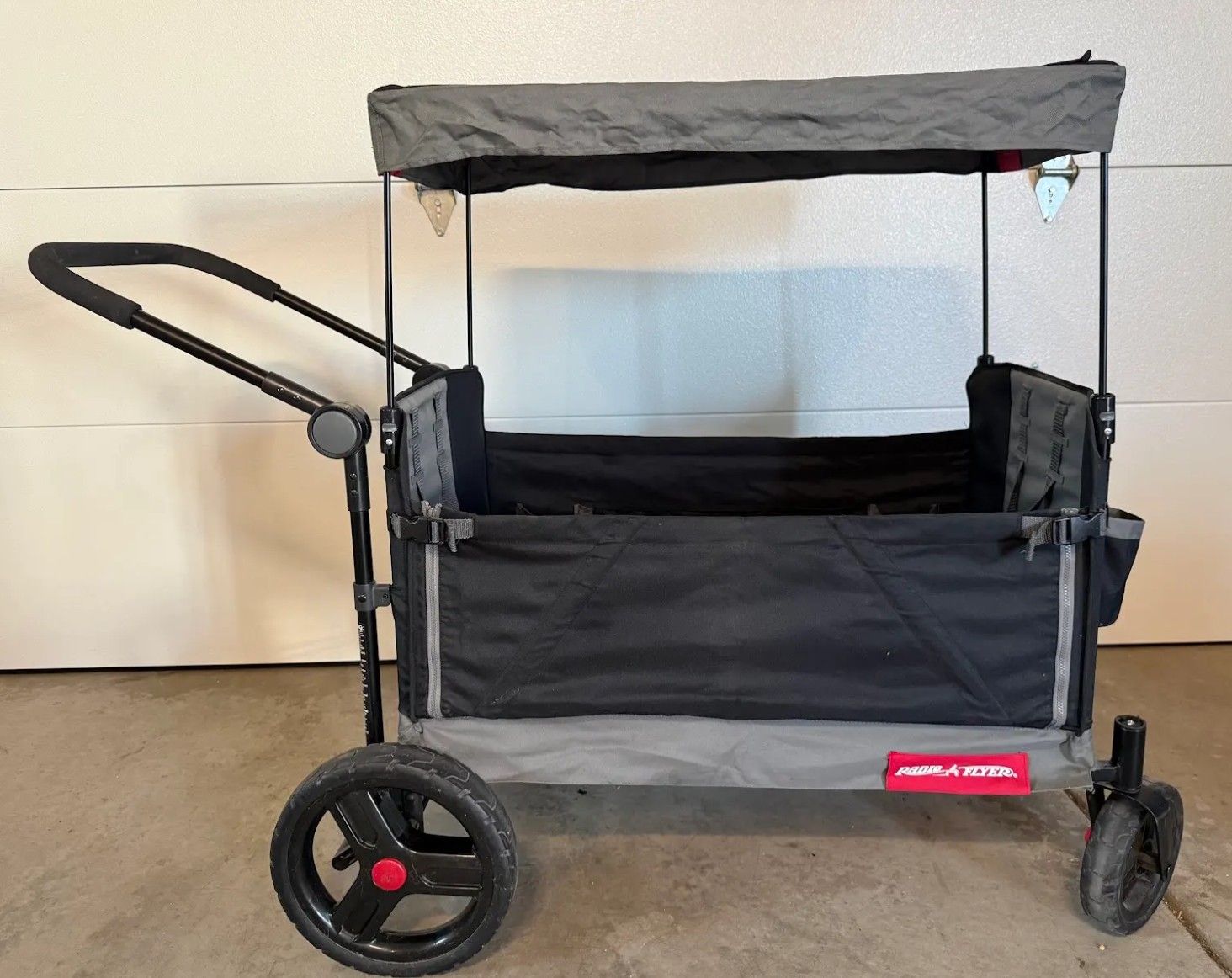 Radio Flyer Trav’ler Stroll ‘N Wagon with Protective Cover – Great Family Wagon