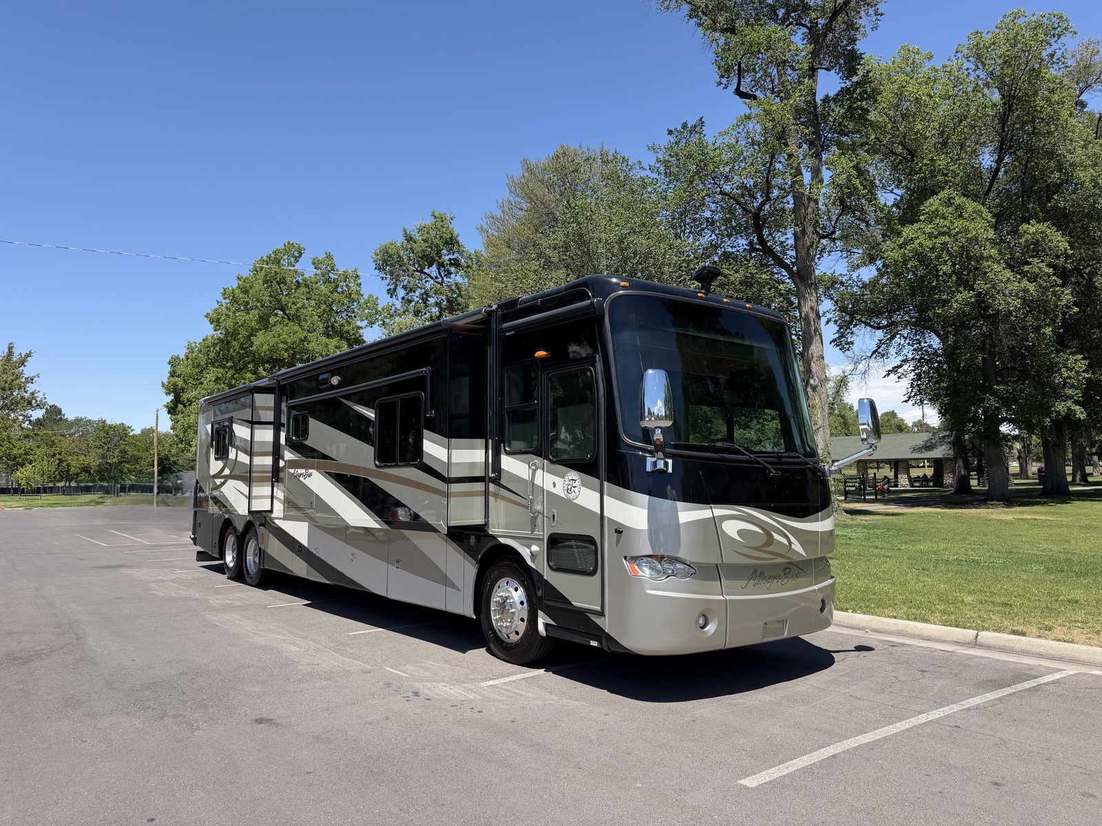 Like New, Garage Kept, Powerglide Chassis, Sleeps 6, 2011 Tiffin Allegro Bus 43QGP Class A Diesel like phaeton zephyr Red