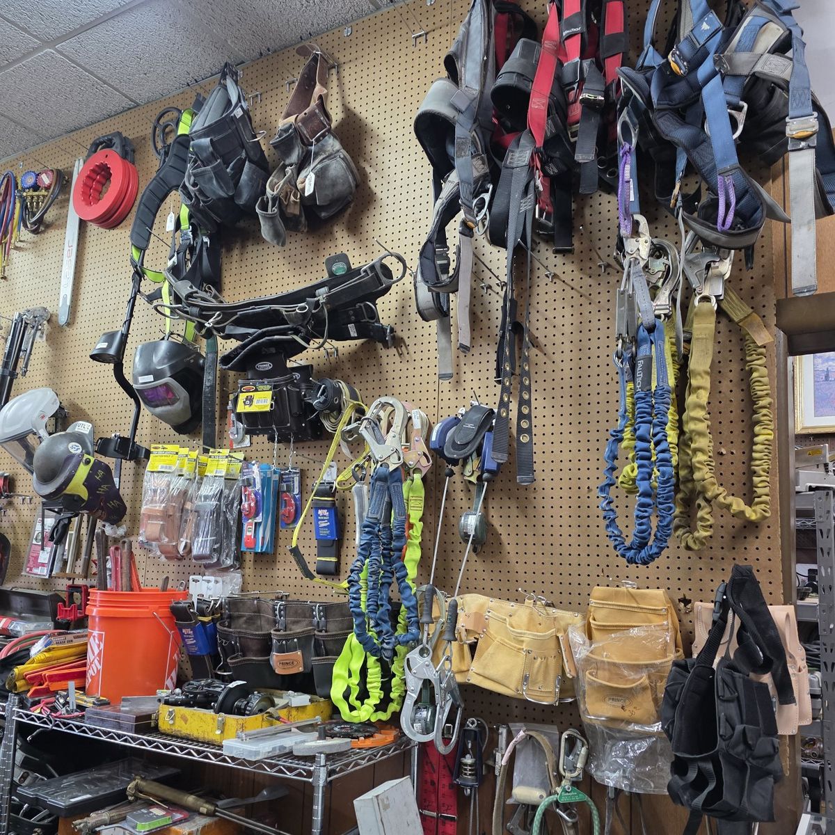 tool belts/harnesses/lanyards/safety ropes