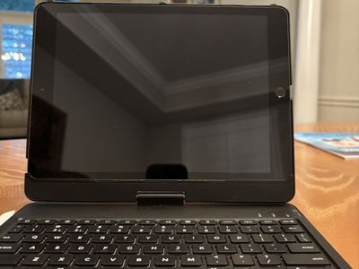 iPad 7th Generation with 1st Generation Apple Pencil & iPad Keyboard Case