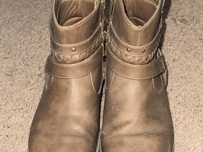 Courtney S Brown Ankle Boots Girl's Size 5 Med Braided Strap Accent