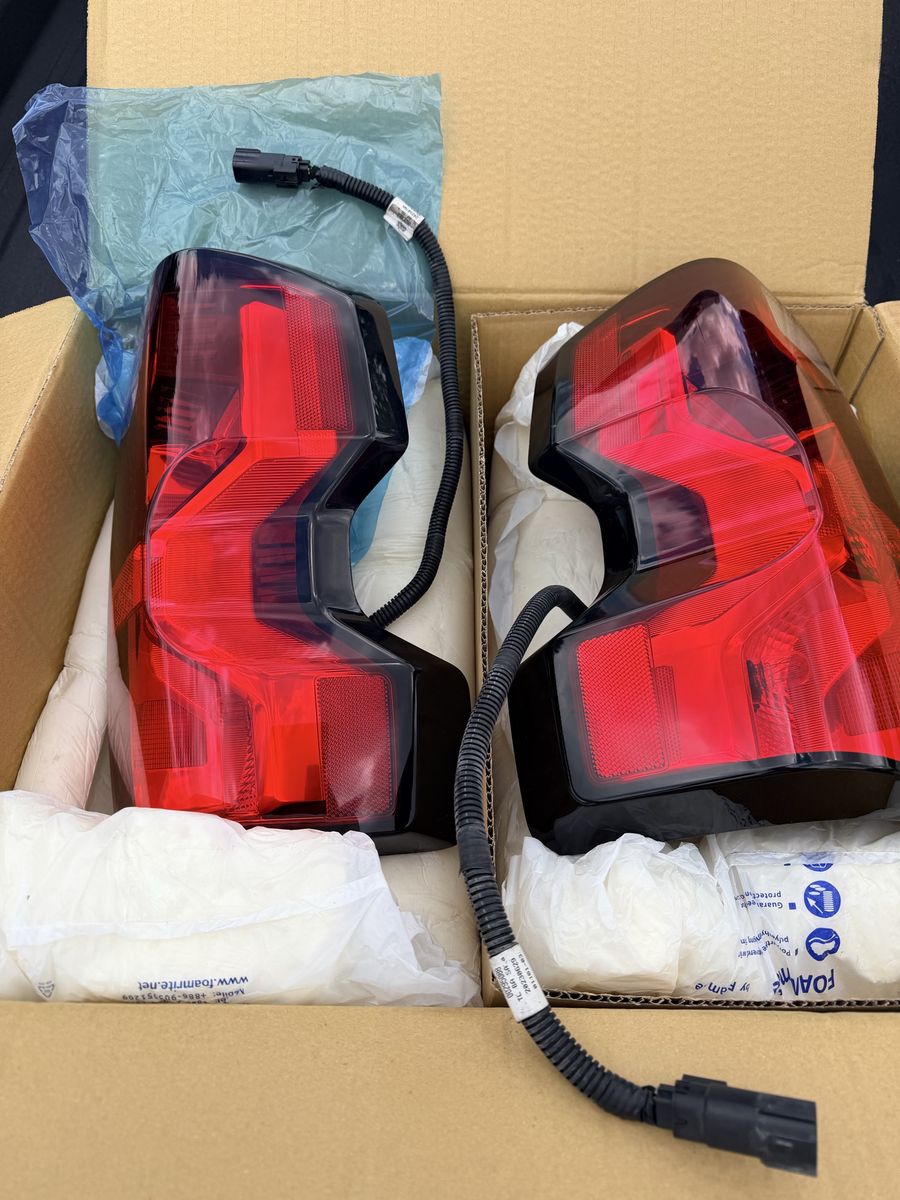 2023+ Chevy Colorado OEM Tail Lights (Pair) - Like