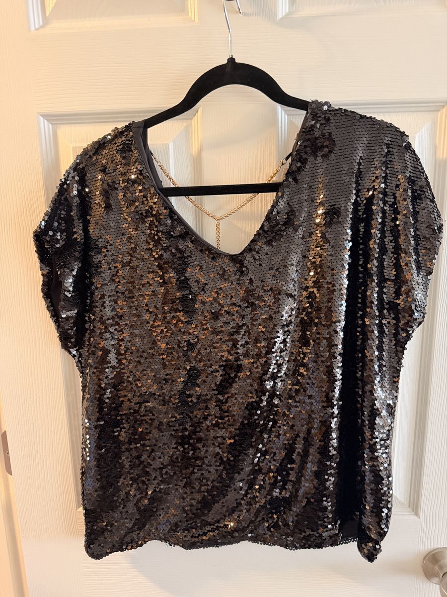 Lavishi Black Sequin Short Sleeve V-Neck Top with Gold Chain Accent Size XL